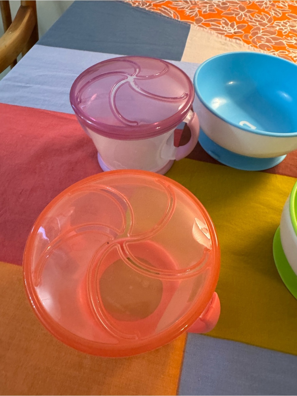 3 Munchkin Stay Put Suction Bowls & 2 Munchkin snack catcher containers
